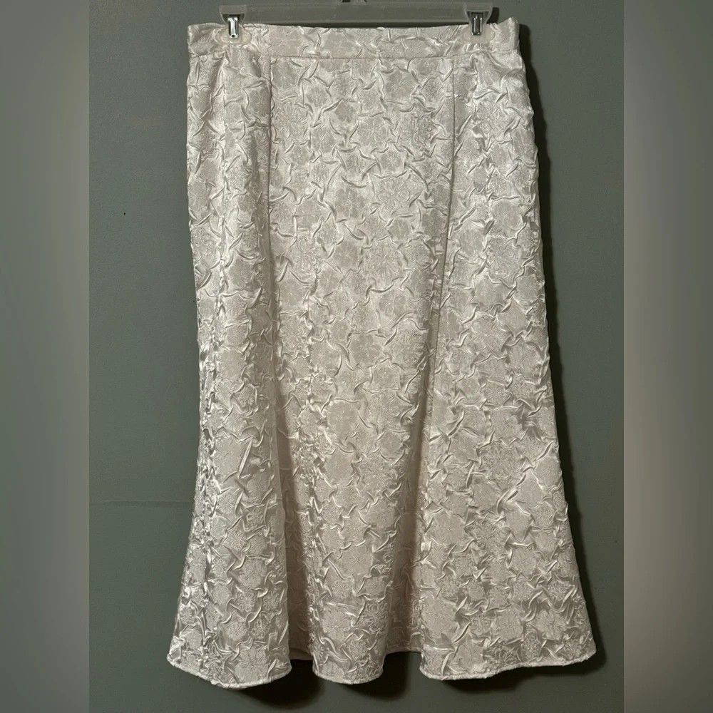 Elegant Cream Brocade Skirt Set - Picture 5 of 11
